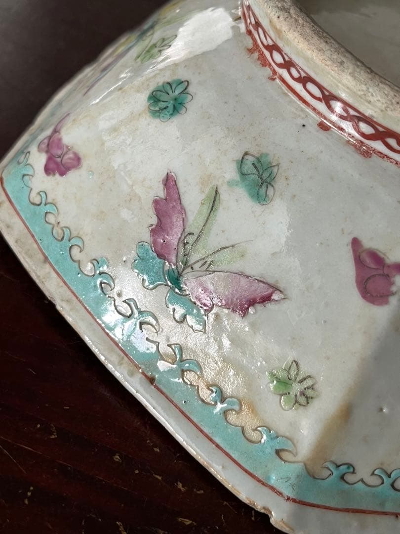 中国骨董　ターコイズブルー　花蝶文様　六角形　高台鉢足付鉢　五彩粉彩　変形菓子鉢