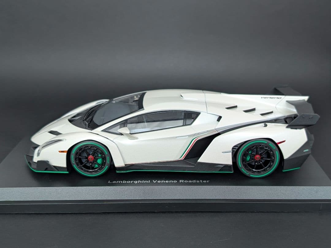 kyosho 1/18 ランボルギーニ ヴェネーノ ホワイト/グリーンライン