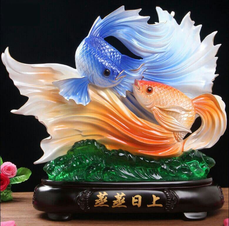 家のリビング、テレビの棚の装飾、蒸した日の上の金竜魚の置物3