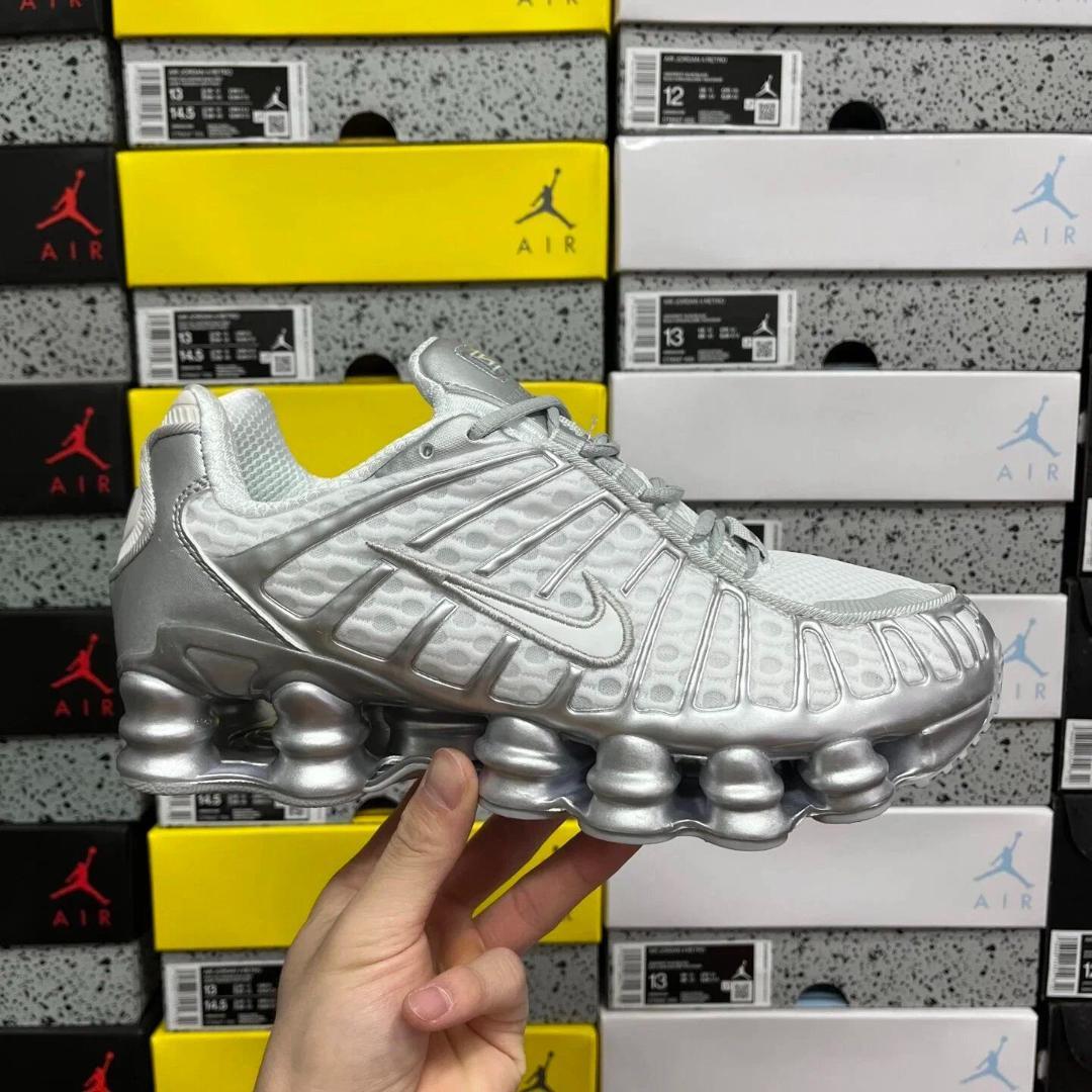 Nike Shox シルバー スニーカー