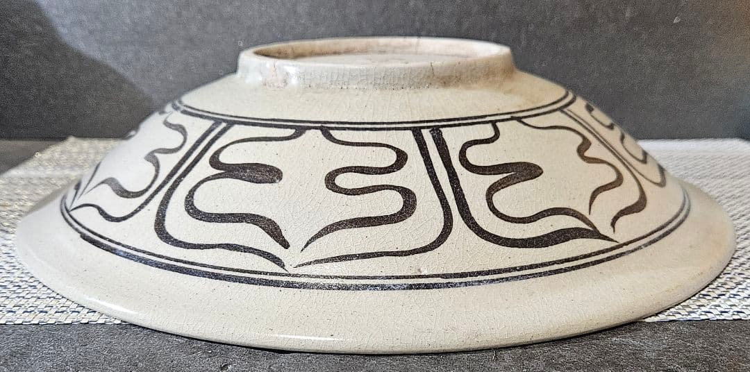 【東南アジア古陶磁器】時代古作品　安南系　黒呉須　魚に唐草文　31.7cm大鉢