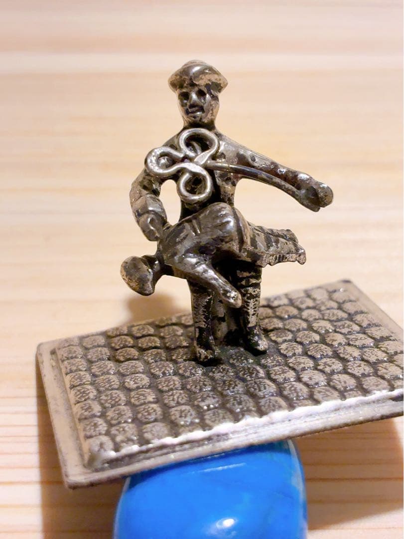 オランダHooijkaas社製、純銀835S『ミニチュア・子供をお仕置きする父』