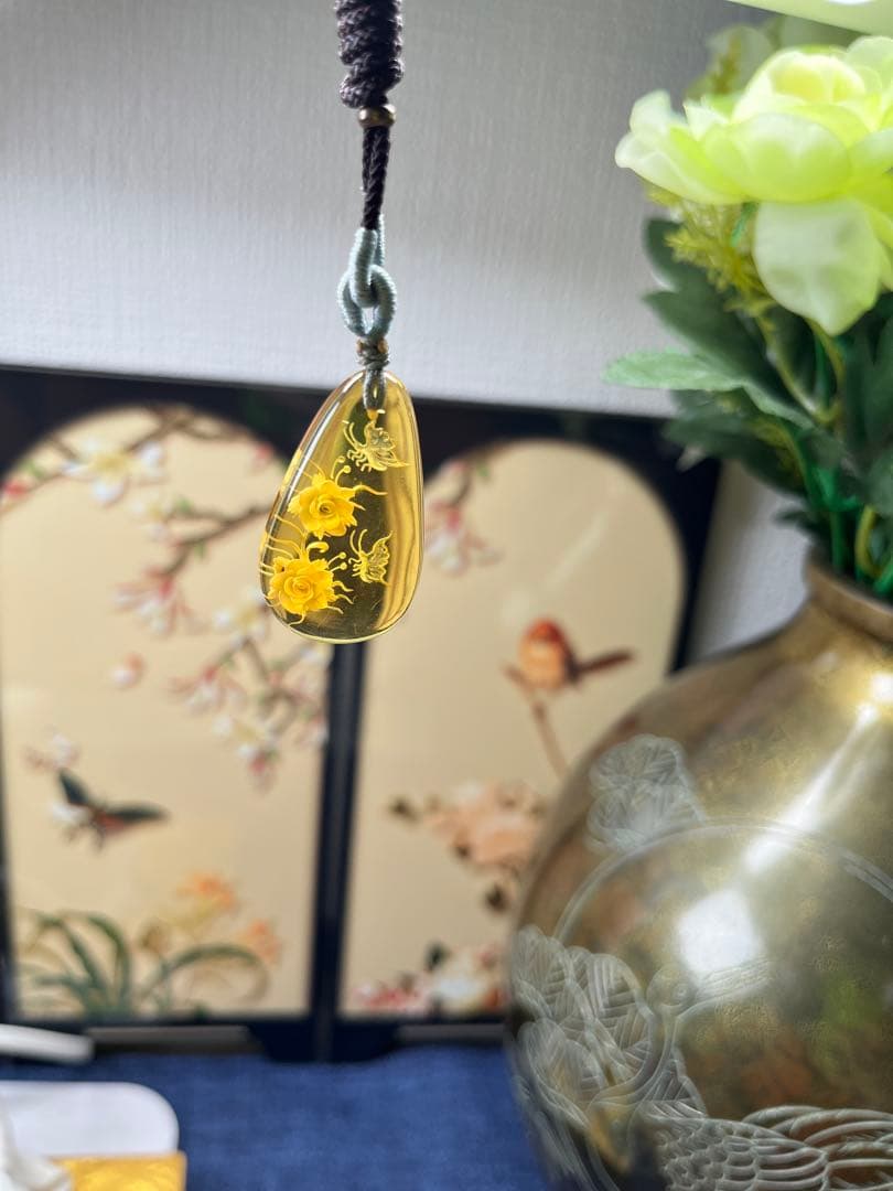 極上品‼️高浄度❗️天然ゴールデンアンバー　有名な『裏彫り』蝶恋花ネックレス