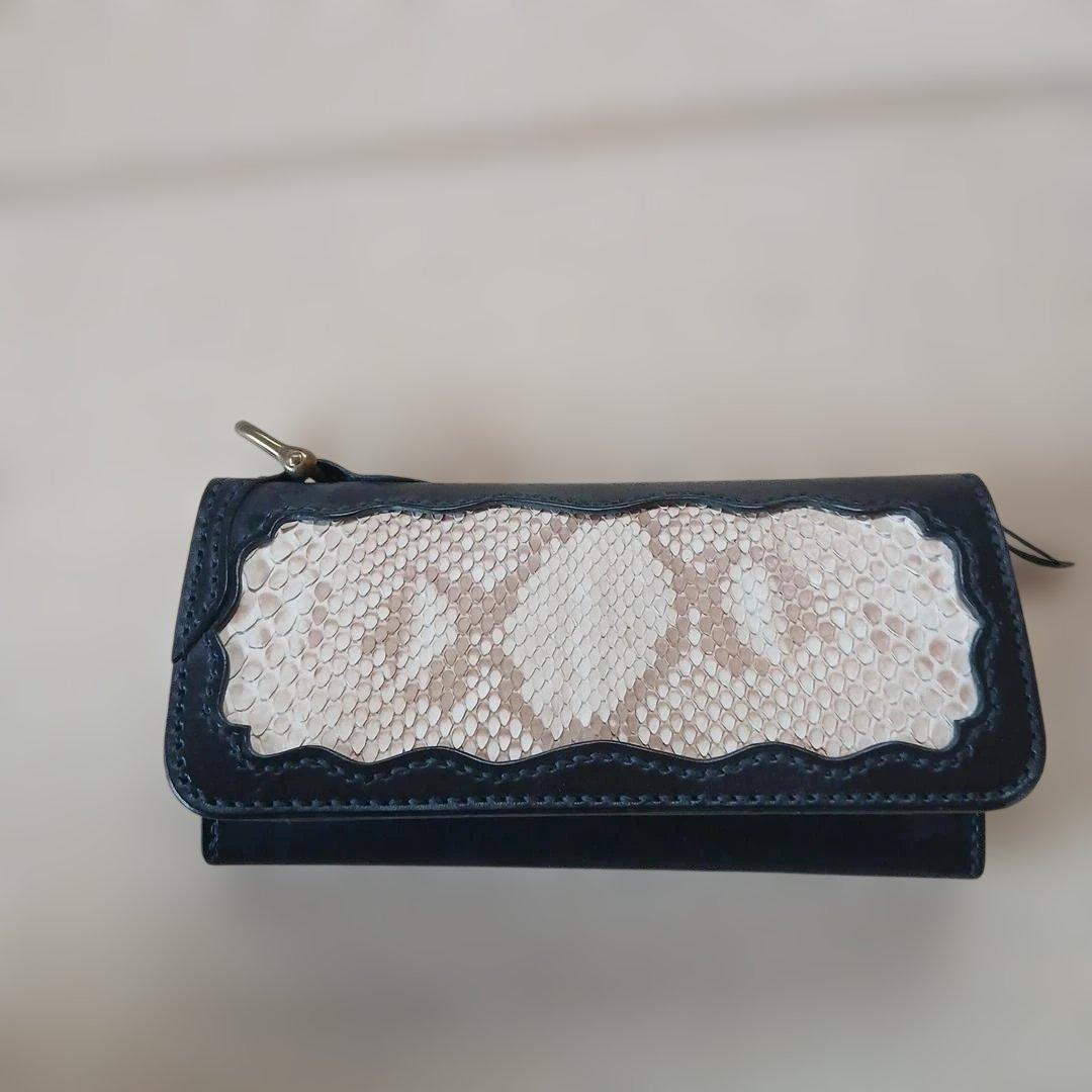 レザーとレースの長財布