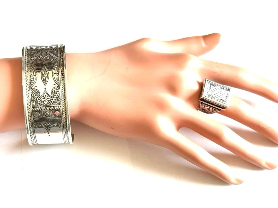 トゥアレグ族　サハラ砂漠　ハンドメイド　シルバーバングル