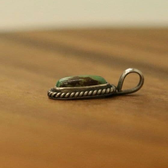 ネバダ産ターコイズペンダント　ハンドメイド　インディアンジュエリー風