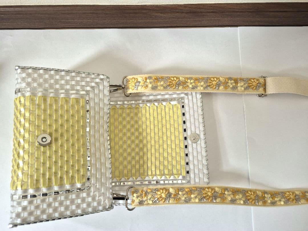 ハンドメイド　ショルダーカゴバッグ白　インド刺繍リボンのショルダーストラップ付き