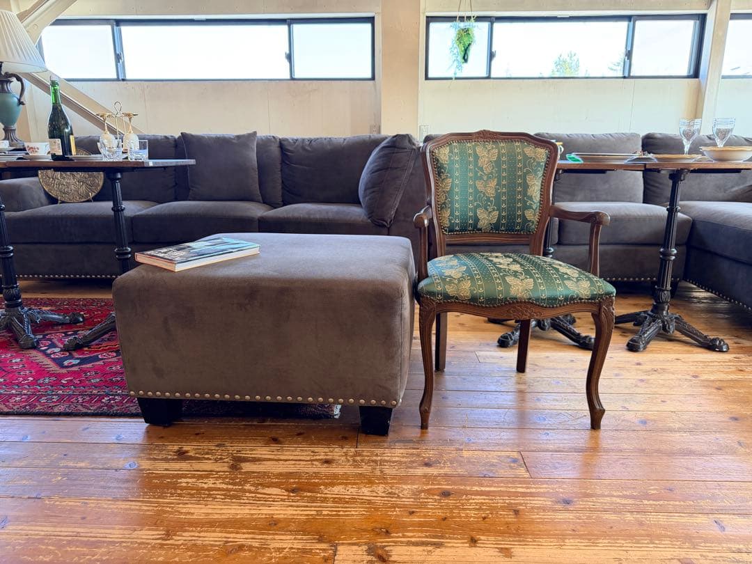 T 【高級】コの字型 スタッズ付きソファー／ラウンジ・応接向け・大人数対応