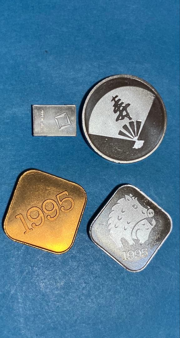 銀インゴット1点純銀メダル2点銅年銘板1点