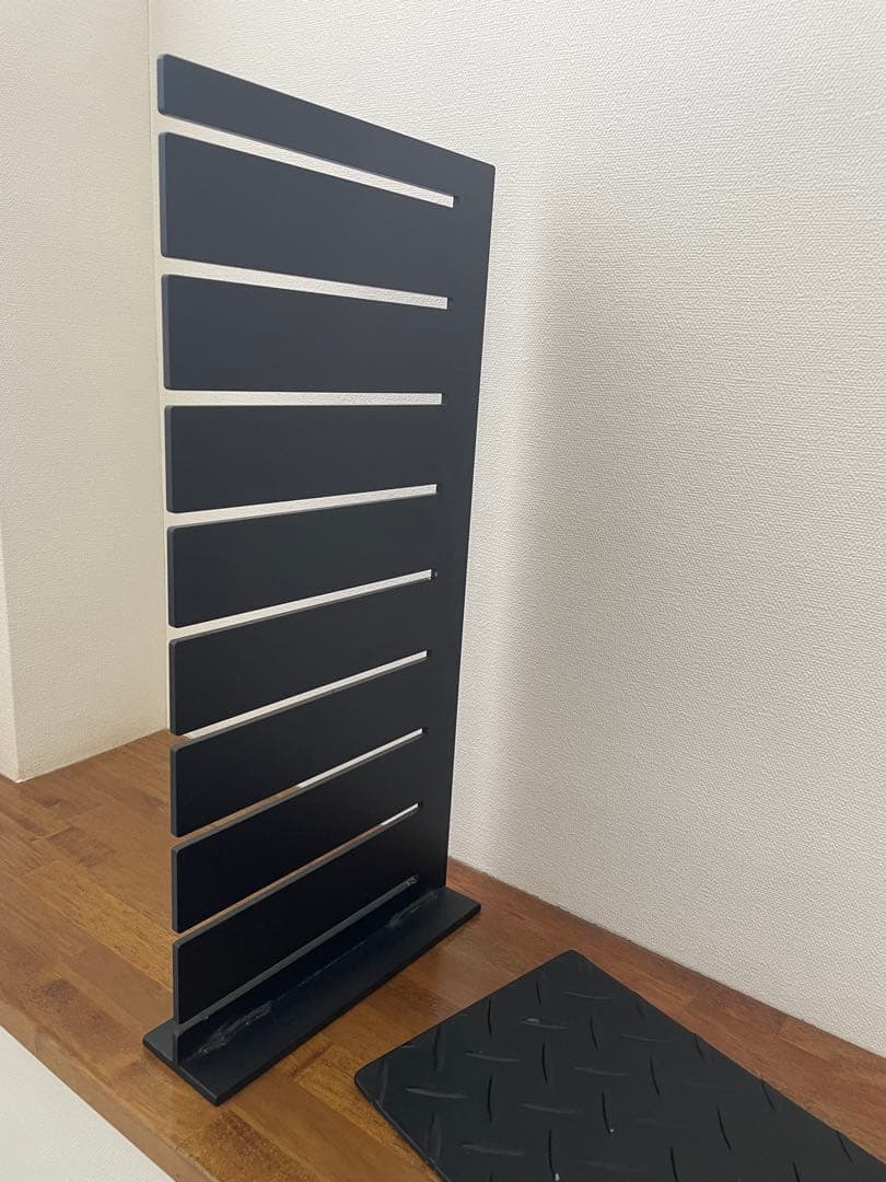 鉄製 棚板の位置が変えられるシェルフ