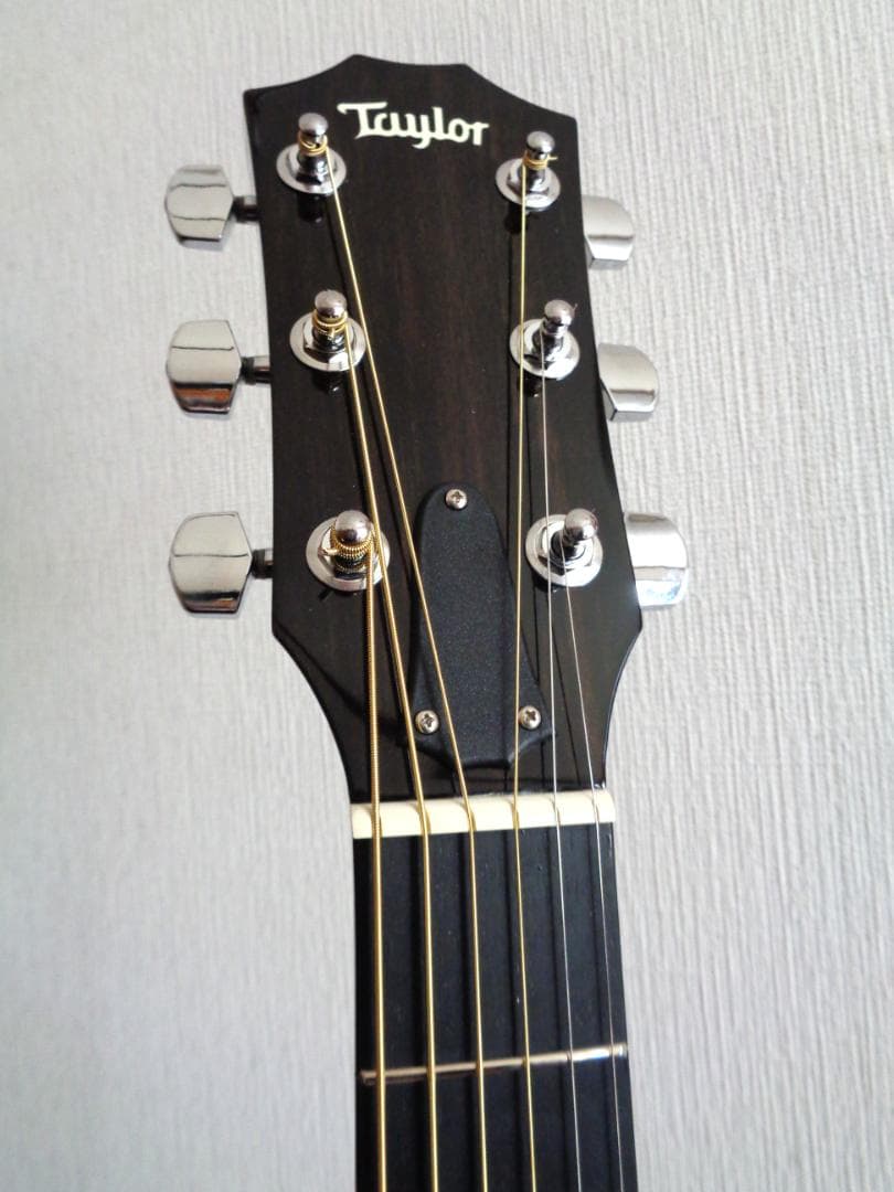 Taylor 214ce-BLK DLX　ほぼ未使用の超美品 テイラー　エレアコ