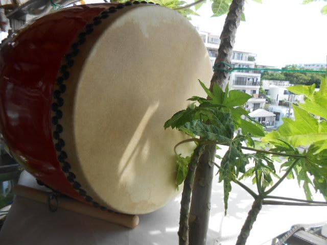 ☆新品未使用(送料無料)39.780円 エイサー大太鼓44cm*48cmバチ付