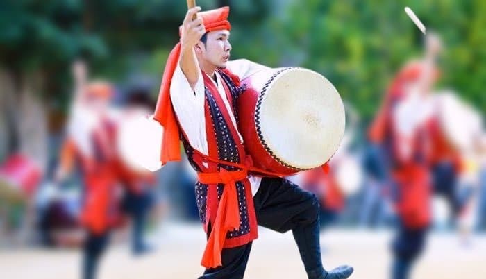 ☆新品未使用(送料無料)39.780円 エイサー大太鼓44cm*48cmバチ付