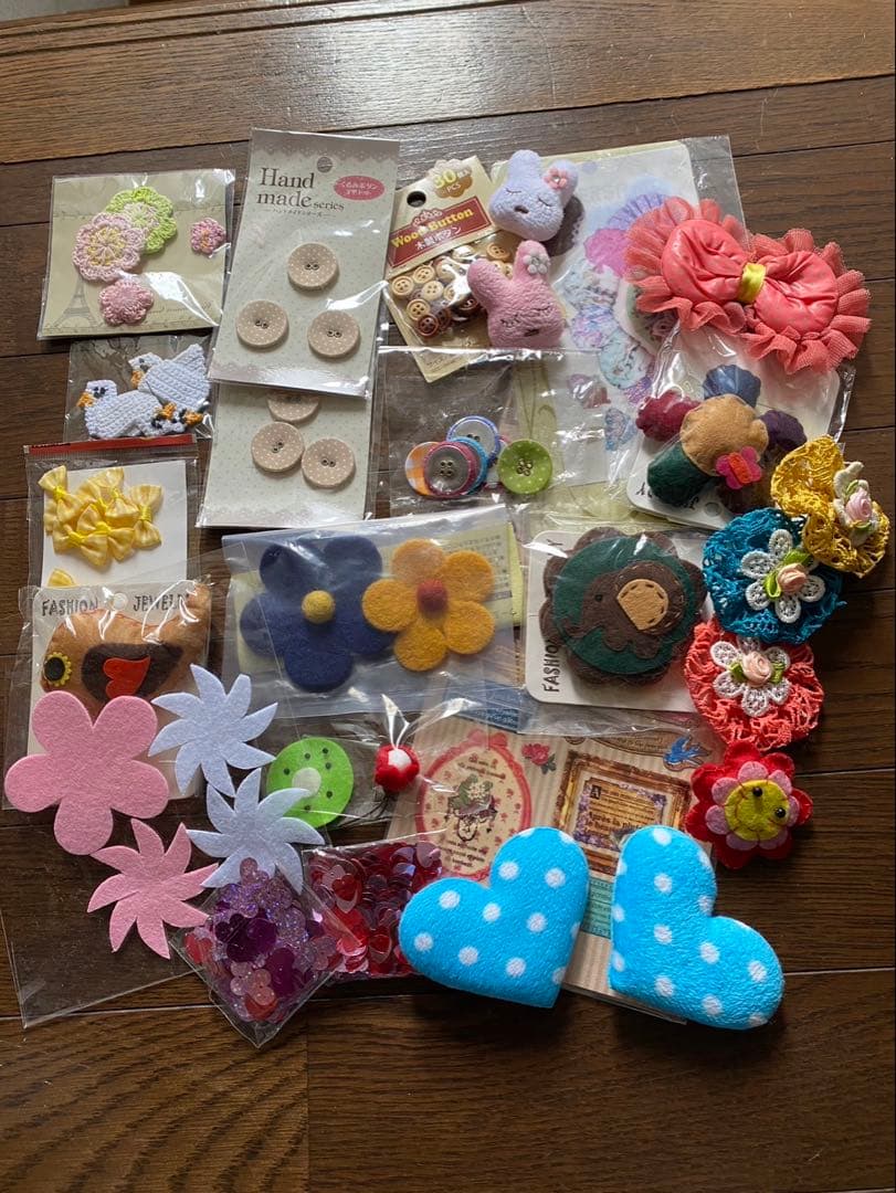 手芸素材セット（布、毛糸、ビーズなど）　ハギレ
