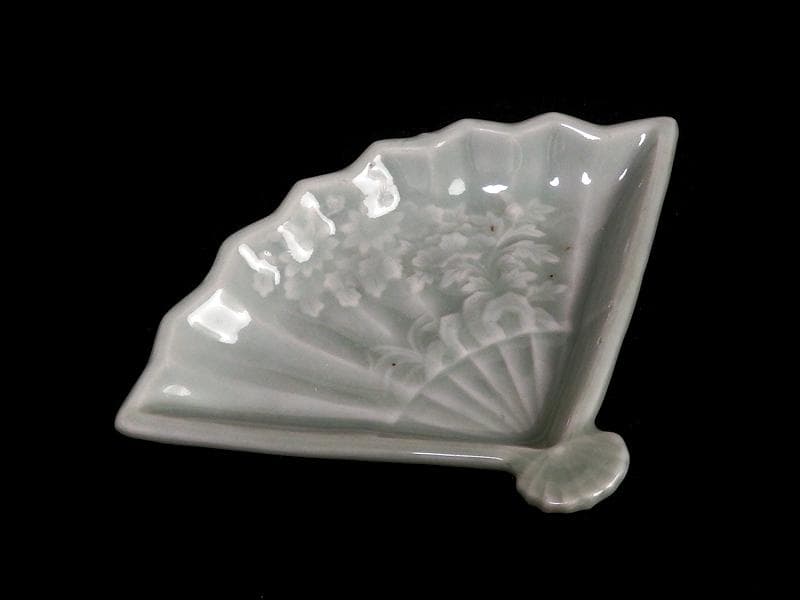 三田青磁　岩に菊の図　扇形手塩皿　C468AS-BZg