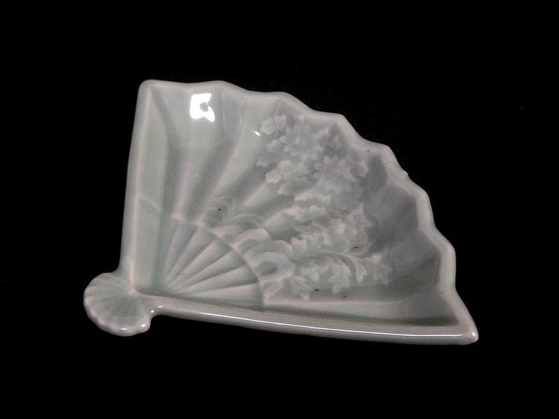 三田青磁　岩に菊の図　扇形手塩皿　C468AS-BZg