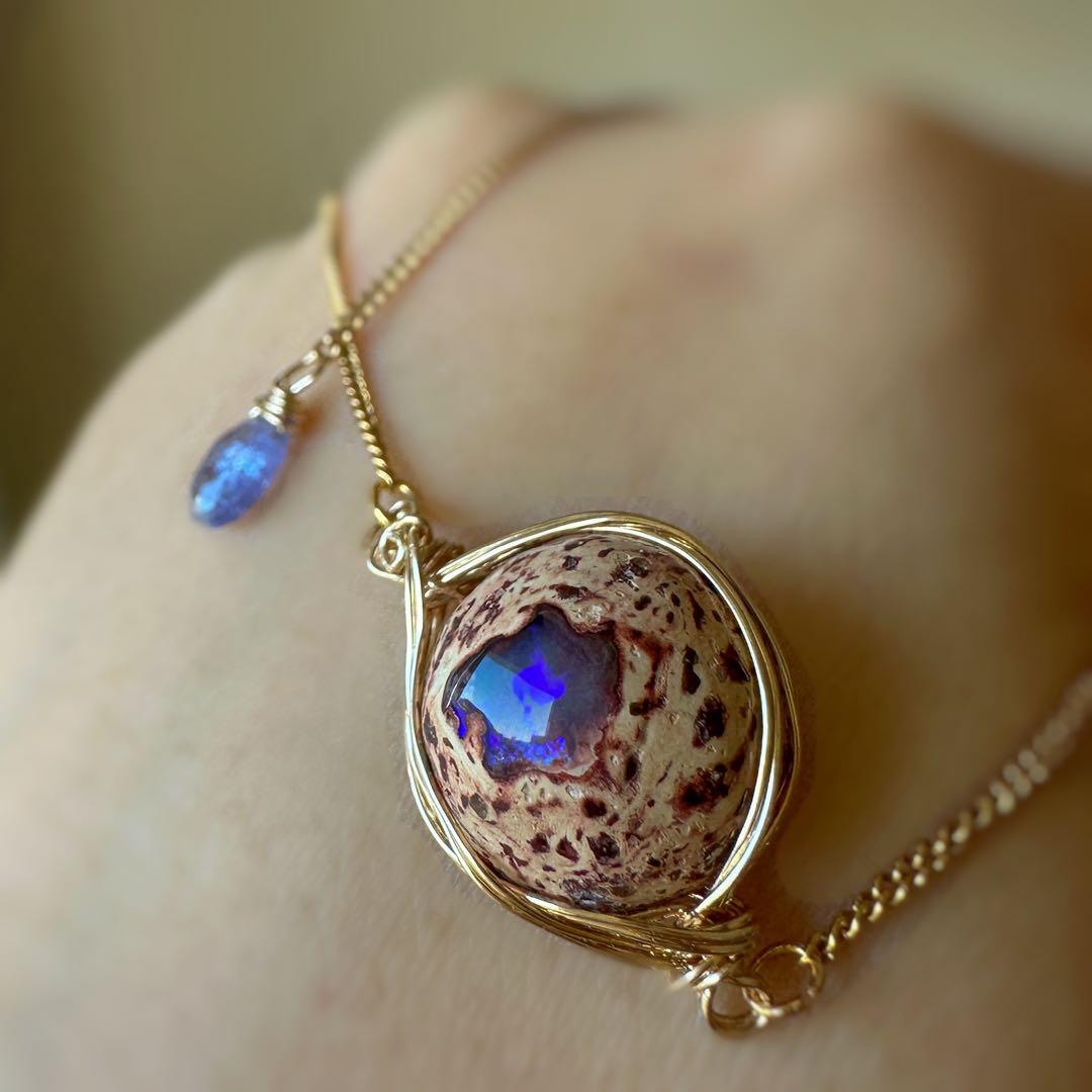 神秘的な輝きを秘めたカンテラオパールの14kgfワイヤーブレスレット