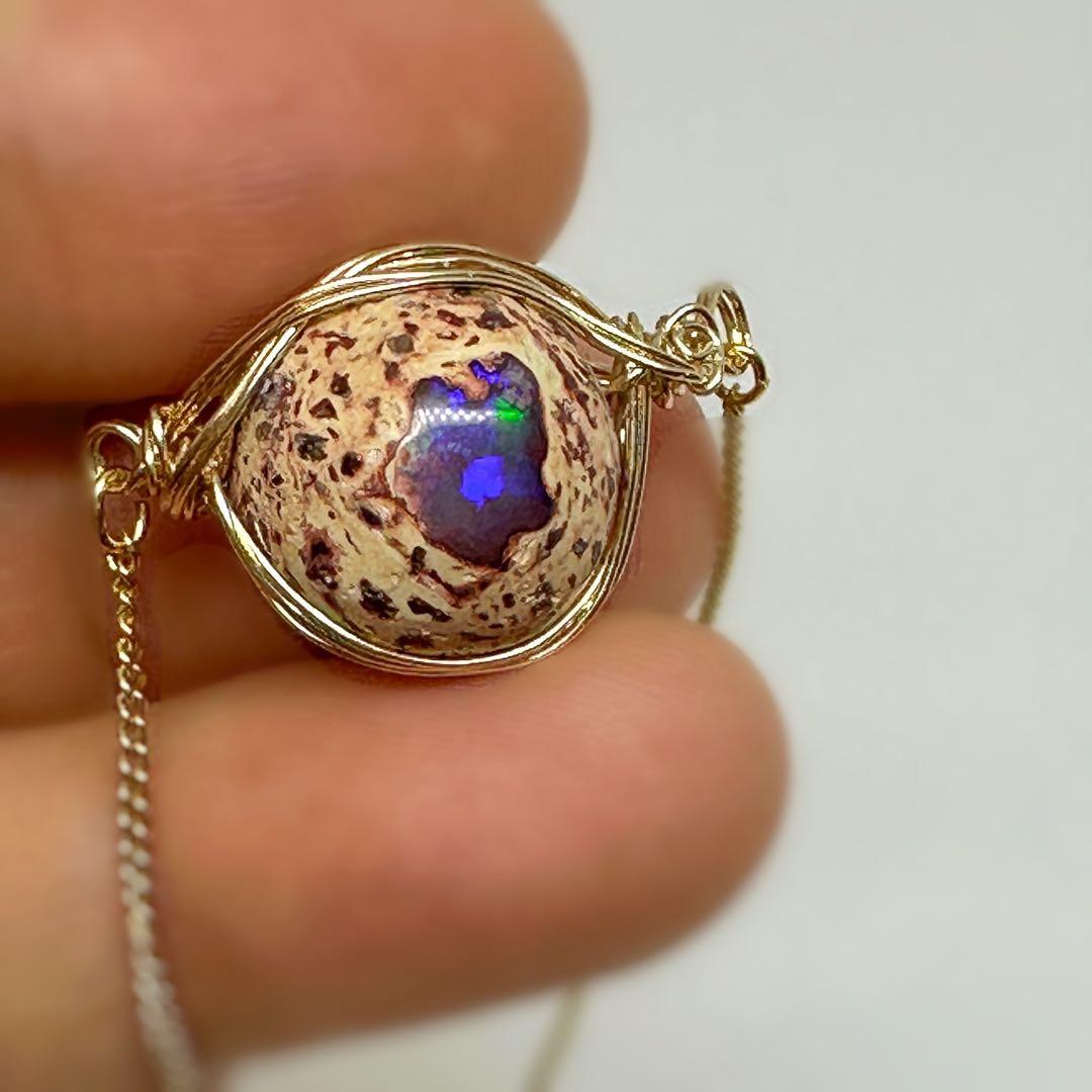 神秘的な輝きを秘めたカンテラオパールの14kgfワイヤーブレスレット