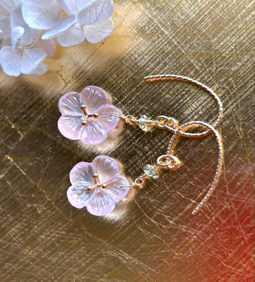 ローズクォーツヴェルメイユフラワーカービング＆グリーンサファイアピアス14kgf