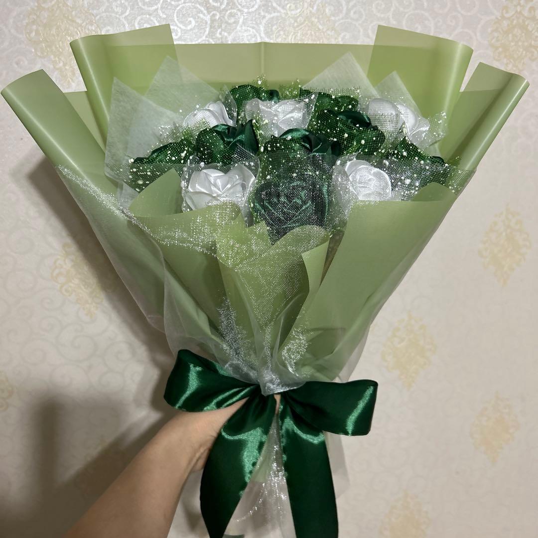 13本緑・白バラブーケ　プレゼント お祝い 枯れない花 永生薔薇　特別な人へ