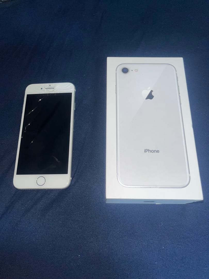 Apple iPhone 8 シルバー 本体　アイホン【画面割れ】