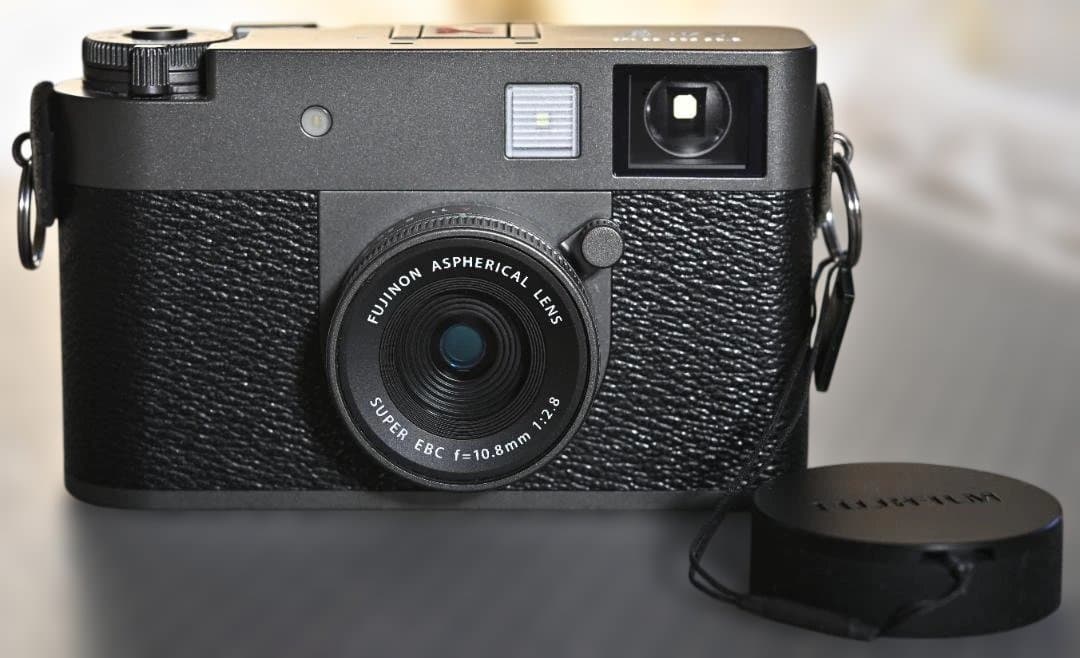 X half（FUJIFILM X-HF1）のチャコールシルバー