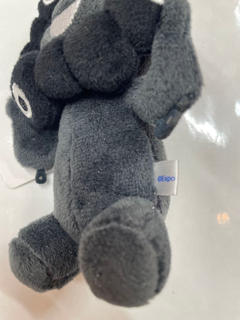 関西万博 2025 黒ミャクミャク カラビナキーホルダー おすわり