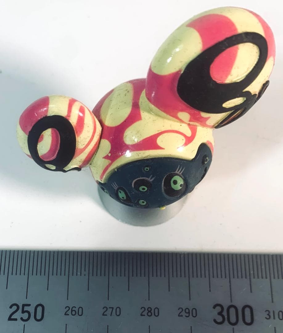 ユニークなカラフルフィギュア