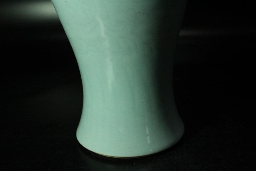 中国美術 青釉 刻模様 瓶 高35cm(K-YC602)