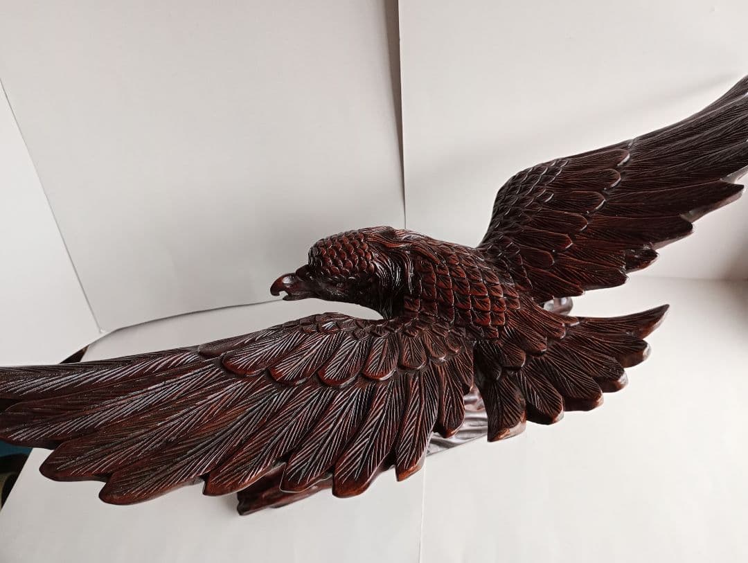 「木彫り鷲の彫刻 ダークブラウン 」1点です。