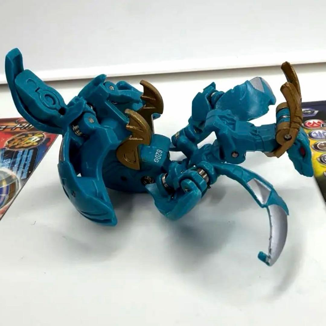 青色ロボットフィギュアとカード2枚