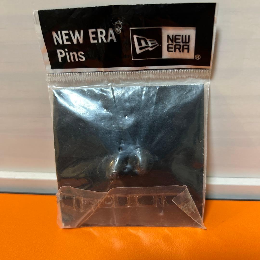 NEW ERA 太陽デザイン ピンズ