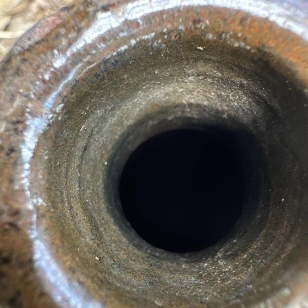 茶色の陶器ボトル高さ約２５、最大径約１６、底径１０.4、口内径約2.４センチ