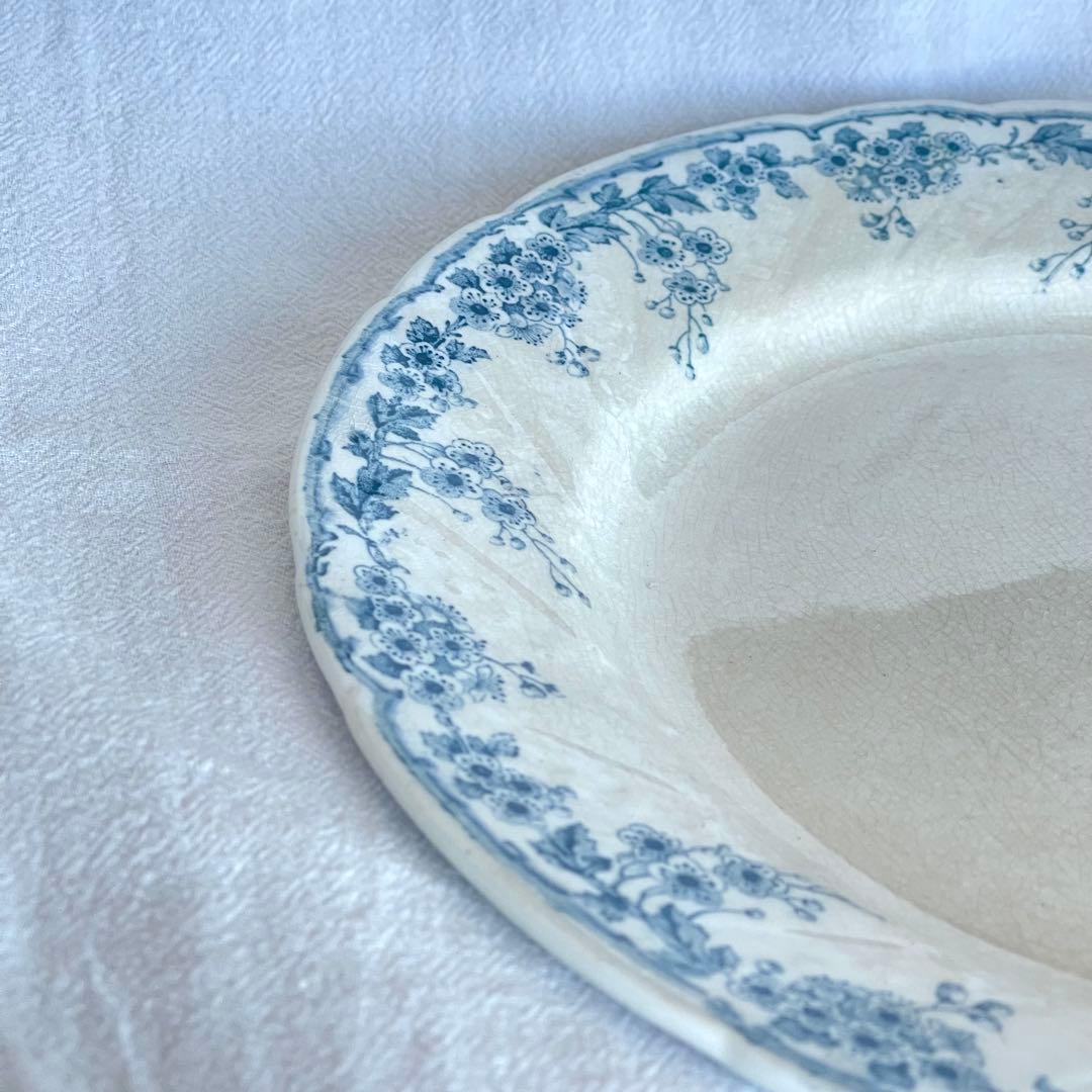 イギリス　アンティーク　リュネビル　リムのレリーフと小花模様のプレート