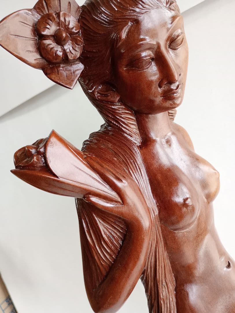 木製女性像彫刻 「木製彫刻 花を持つ女」1点です。(工芸品)