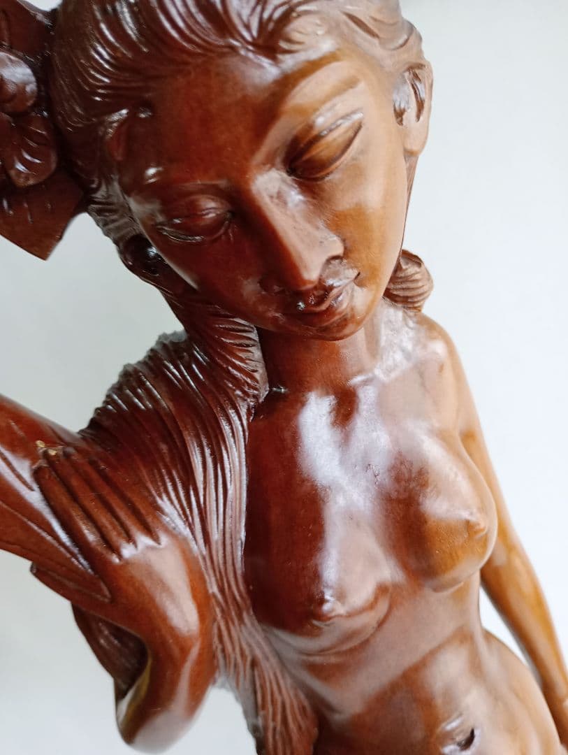 木製女性像彫刻 「木製彫刻 花を持つ女」1点です。(工芸品)