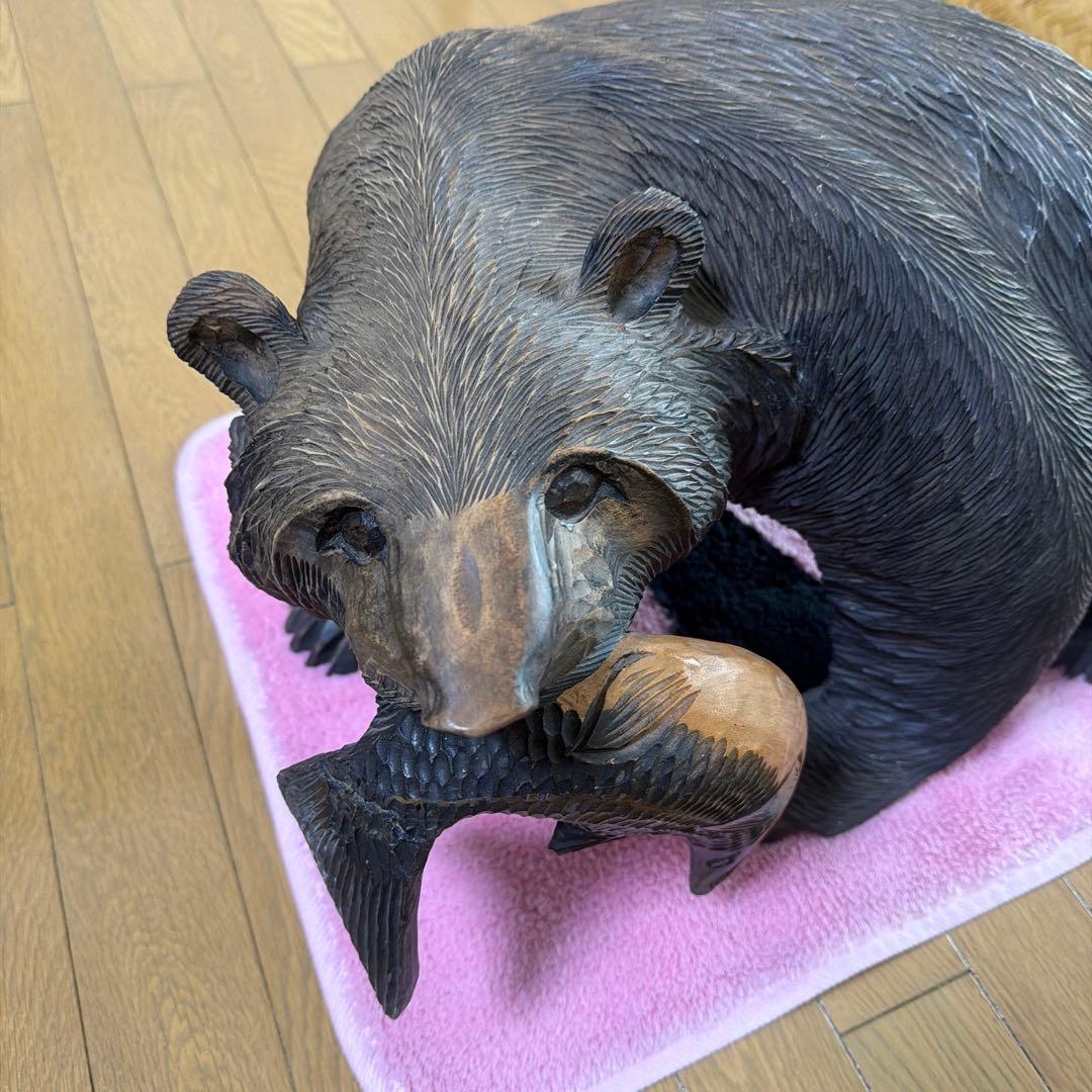 木製クマの魚を持つ彫刻 約40cm