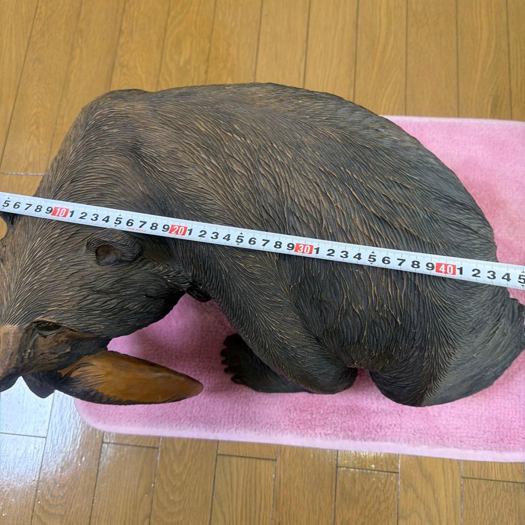 木製クマの魚を持つ彫刻 約40cm