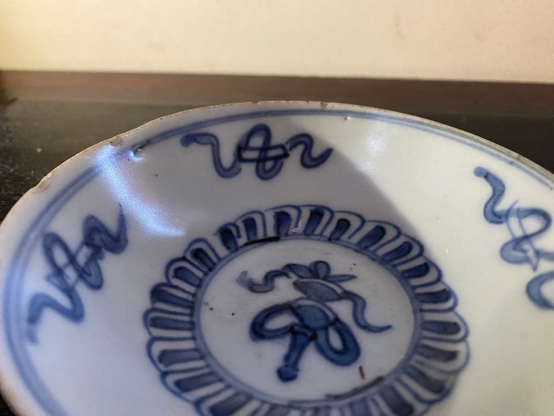 アンティーク・汕頭(スワトウ)・染付宝瓶文•小皿・唐木鑑賞スタンド付・２点セット