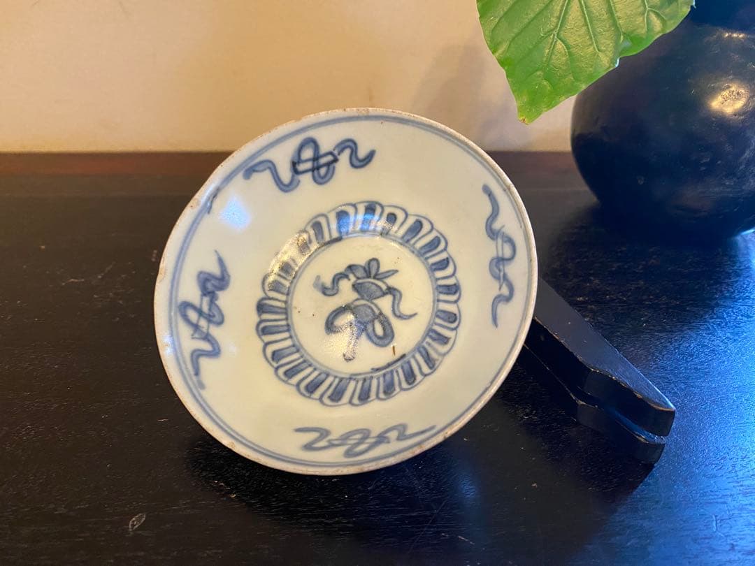 アンティーク・汕頭(スワトウ)・染付宝瓶文•小皿・唐木鑑賞スタンド付・２点セット