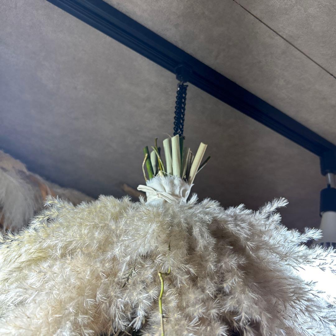 パンパスグラスとマグノリアの吊り下げスワッグ