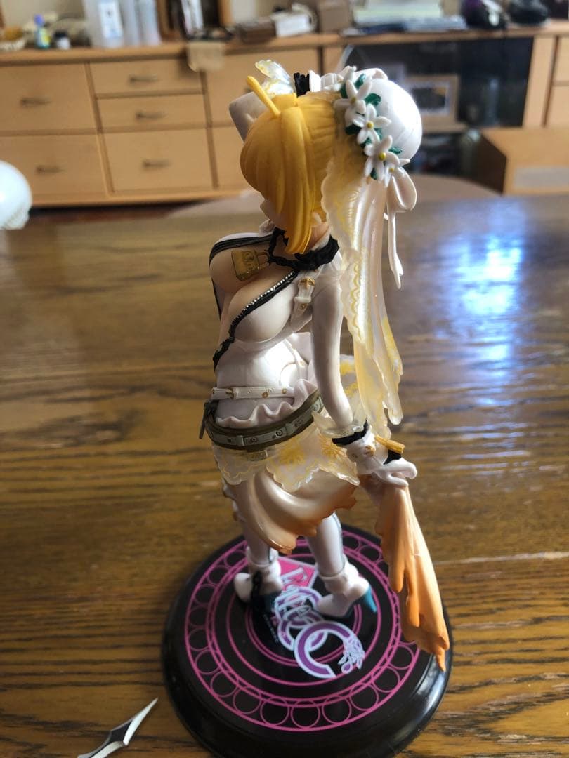 セイバー　フィギュア　剣　台座付き