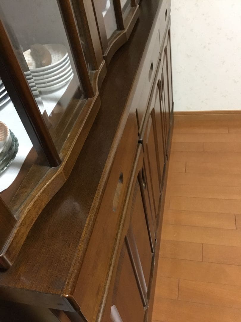 【送料込み】木製食器棚 ガラス扉付き ブラウン　アンティーク調