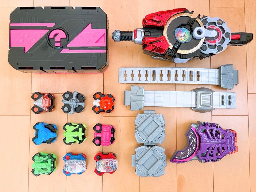 仮面ライダーギーツ　変身ベルト　DXデザイアドライバー