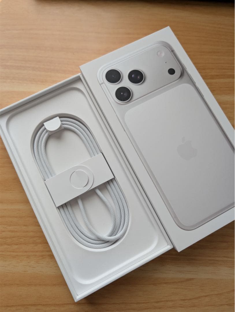 iPhone 17 Pro Max (シルバー) - 超美品・SIMフリー