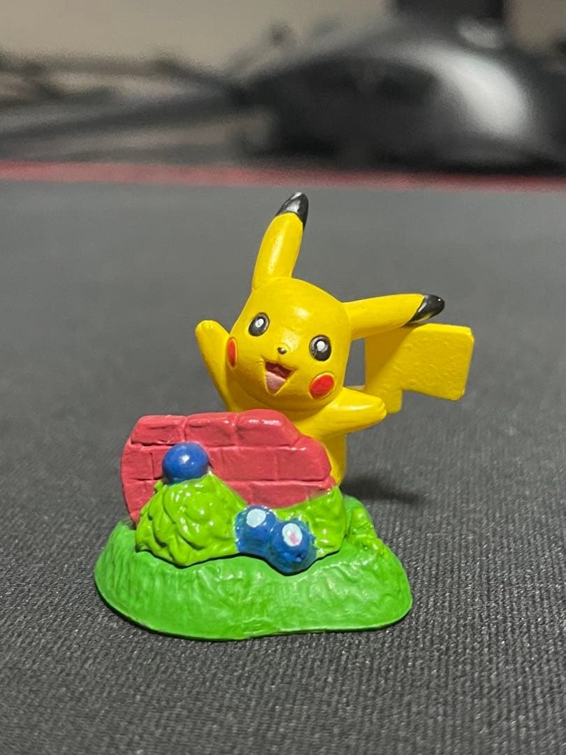 ポケモン　チョコエッグ　台座付フィギュア　ピカチュウ