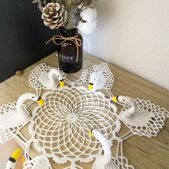 ハンドメイド　レース手編みの立体白鳥ドイリー