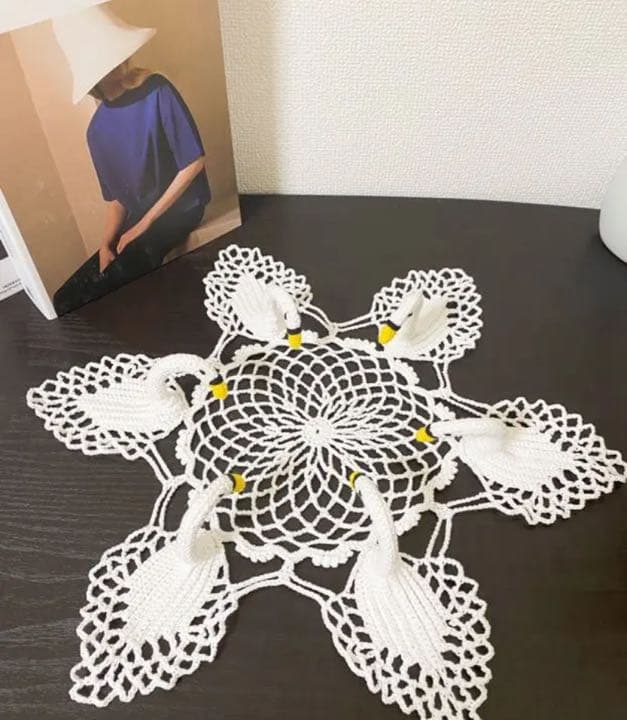 ハンドメイド　レース手編みの立体白鳥ドイリー