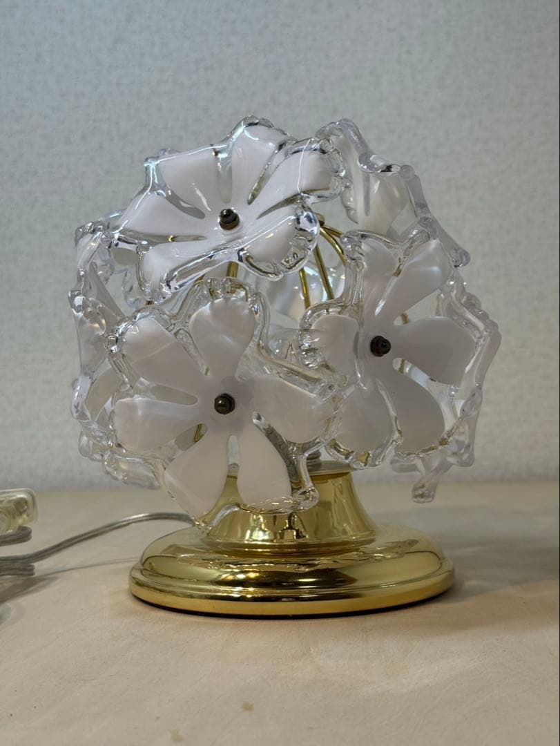 キシマ　花デザインのテーブルランプ
