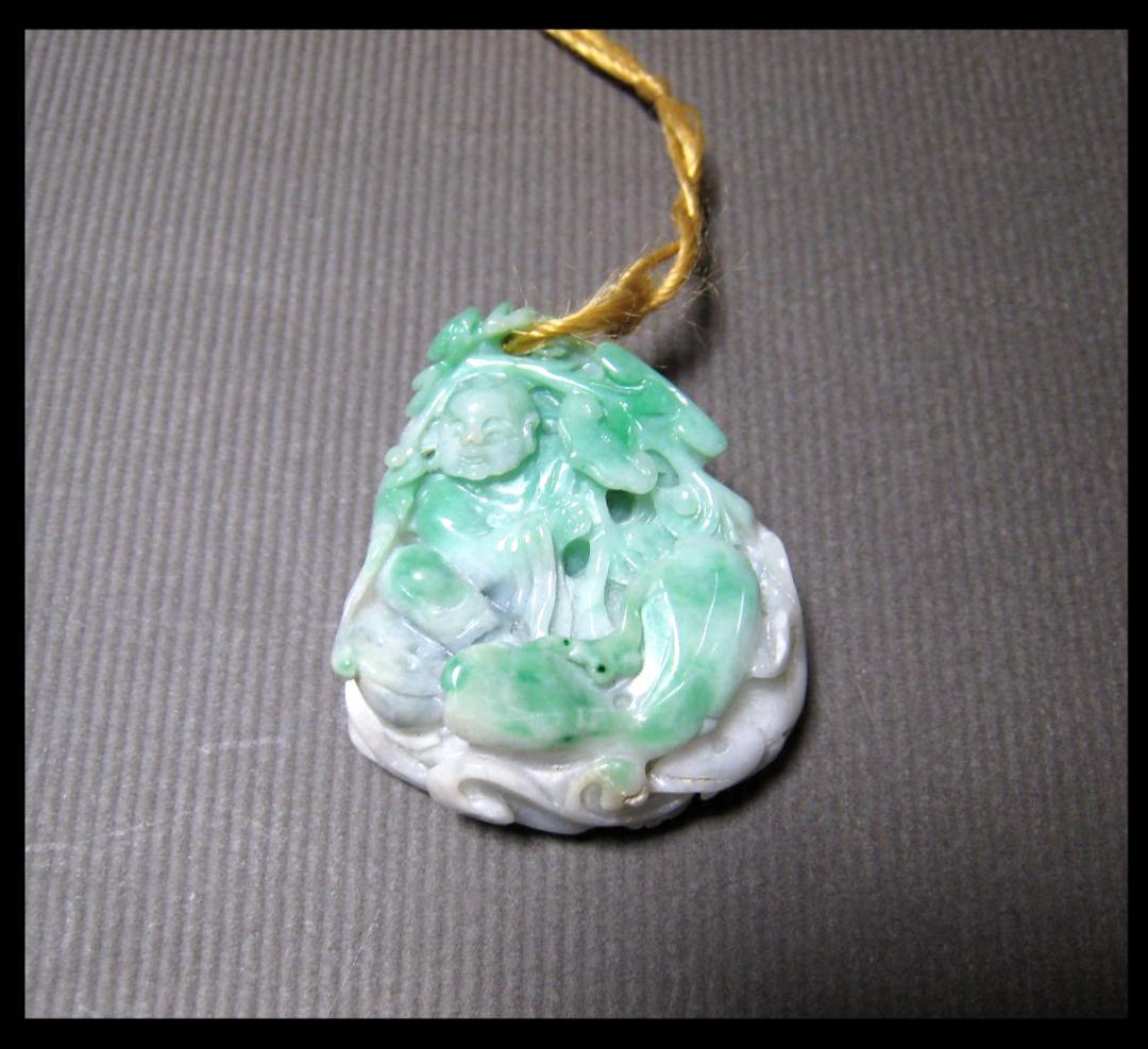翡翠　細密彫刻　人物　葉　植物　彫り　根付　美術品　35.2ｇ